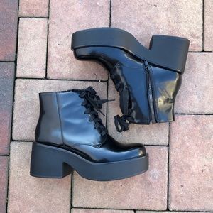 VAGABOND chunky black zip up boots